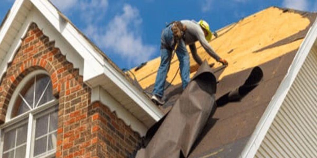 Why Cuyahoga County Homeowners Should Replace an Aging Roof Before Winter